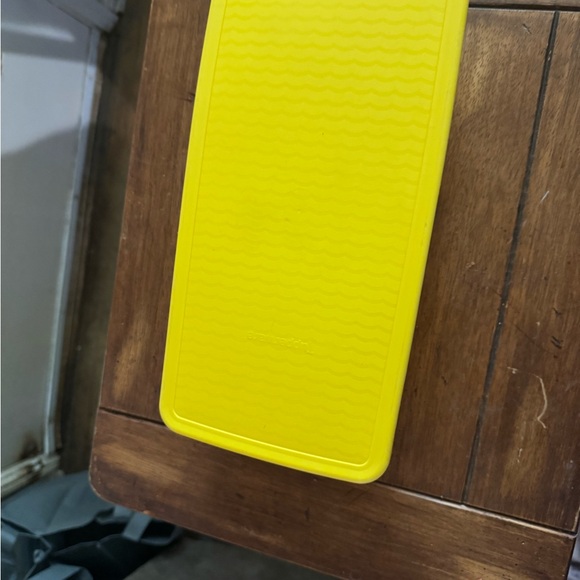 Tupperware FreshSmart Yellow Lid Container - Picture 3 of 3
